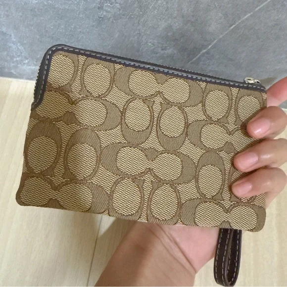 (NWT) Coach Corner Zip Wristlet In Signature Canvas Khaki/ Brown F58033 - Picture 2 of 4